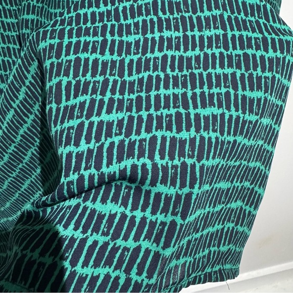 Banana Republic Factory Green Pattern Blouse. Size Medium - Picture 8 of 8